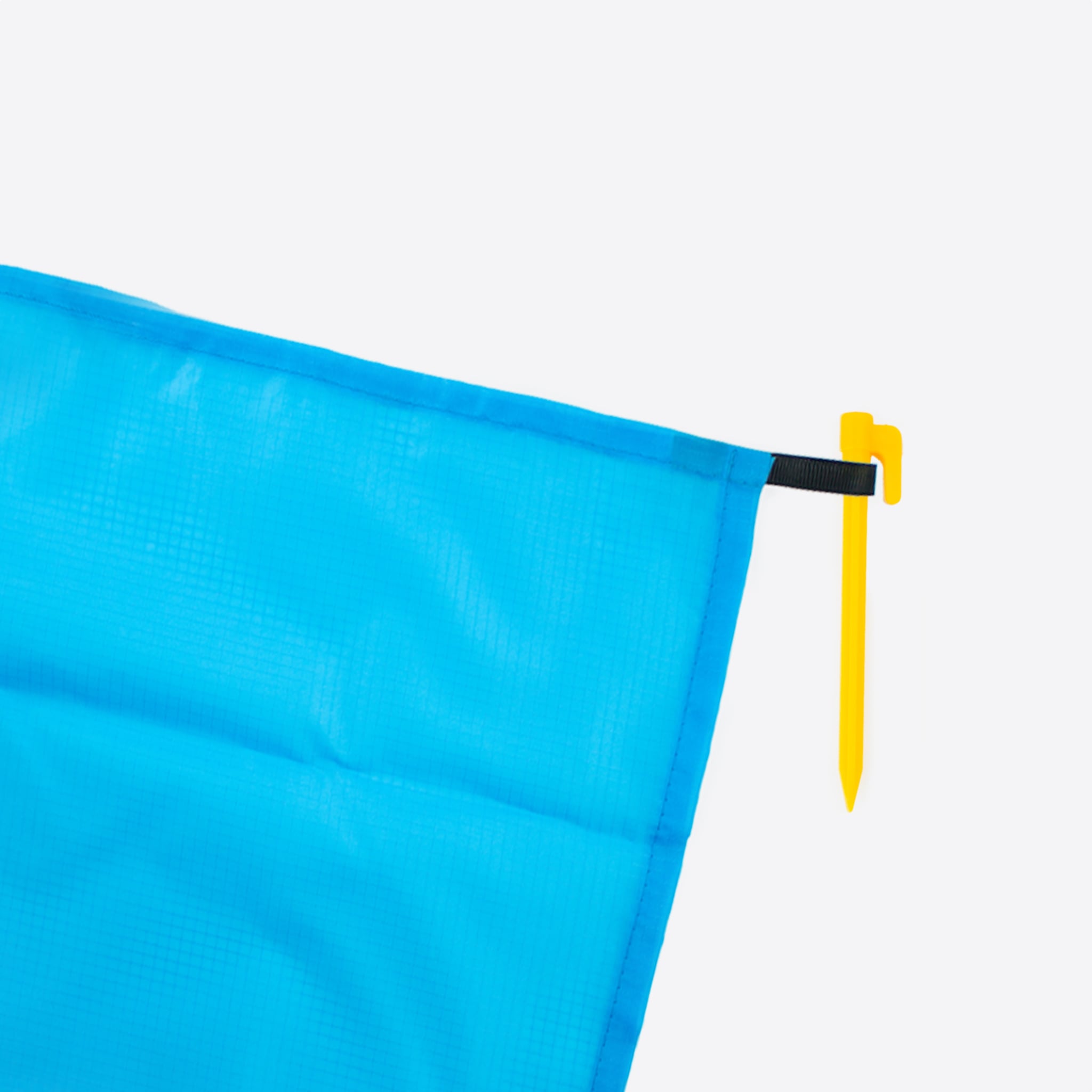 Hjørnet af vandafvisende lagen med pløkke